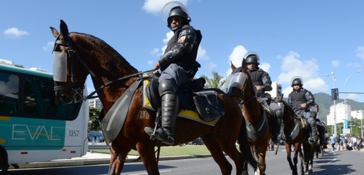 Policisté na koních.
