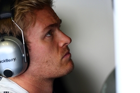 Zklamaný Nico Rosberg odstartuje "až" druhý.