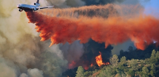 V Kalifornii zuří lesní požár (ilustrační foto).