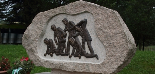Památník pochodu smrti chomutovských Němců.