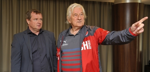  Na snímku trenér Pavel Vrba (vlevo) a Karel Brückner, nynější konzultant reprezentace a bývalý úspěšný kouč národního celku.