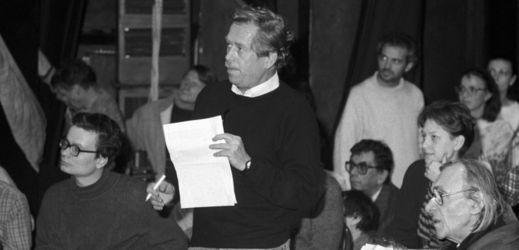 Václav Havel v pražském Činoherním klubu na shromáždění Občanského fóra. 
