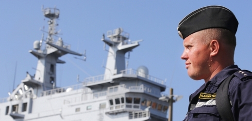 Ruský námořník stojí před lodí Mistral v přístavu Saint-Nazaire v západní Francii (na snímku z 5. září 2014).