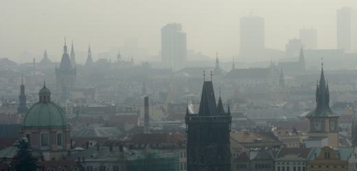 Prahu trápí smog. Znečištění se může podílet na vzniku vážných nemocí.