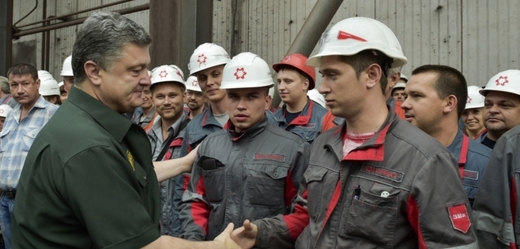 Prezident Porošenko zdraví zaměstnance železáren v Mariupolu.