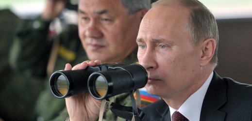 Ruský prezident Vladimir Putin pozoruje vojenské cvičení na ostrově Sachalin (2013).