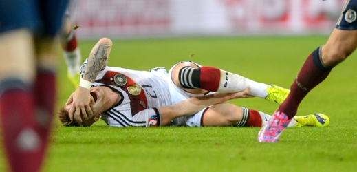 Německý fotbalista Marco Reus si kvůli zranění kotníku z kvalifikačního utkání se Skotskem minimálně měsíc nezahraje.