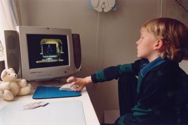 Polovina dětí z 1. stupně základních škol jsou u nákupu počítačových her (ilustrační foto).