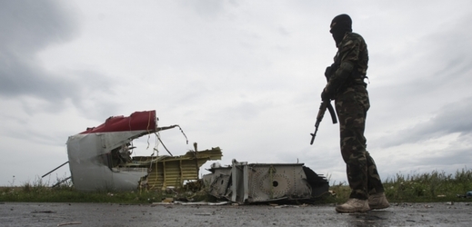 Proruský separatista hlídá místo zřícení letadla (na snímku z 18. července 2014).