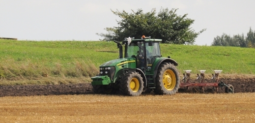 Zemědělské práce na poli v průběhu letošního léta.
