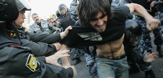 Policie zasahuje proti demonstrantům po zvolení Putina prezidentem roku 2012.