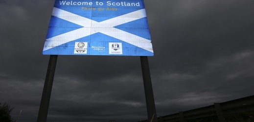 Nezávislé Skotsko vítá motoristy u Berwick Upon Tweed.