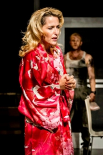 Gillian Andersonová v roli Blanche DuBoisové v představení "Tramvaj do stanice touha".