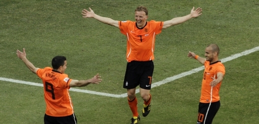 Hvězdy nizozemské reprezentace Wesley Sneijder, Dirk Kuijt a Robin Van Persie (zprava).