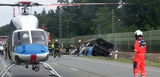 U Plané nad Lužnicí havaroval autobus, při nehodě zemřeli dva lidé, šest dalších je zraněných. Autobus, který narazil do stožáru trakčního vedení železniční tratě, začal po havárii hořet.