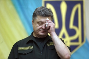 Prezident Porošenko v Mariupolu. Zdá se, že je mu horko.
