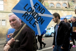Pochod proti londýnské nadvládě v Edinburghu.