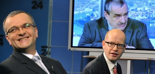 Miroslav Kalousek s Bohuslavem Sobotkou, v pozadí na obrazovce Karel Schwarzenberg.