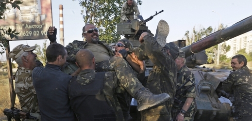 Ukrajinští vojáci vítají své koelgy z bojů u Mariupolu.