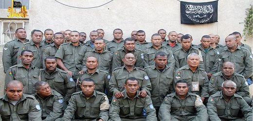 Zadržovaní fidžijští vojáci.