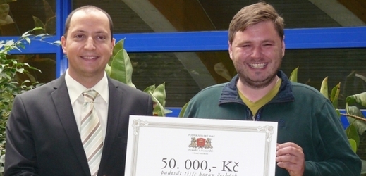 Martin Dolský ze společnosti PENAM, a. s. předává šek řediteli Domova Laguna Jakubovi Adámkovi.