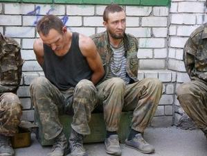 Zajatí ukrajinští vojáci.