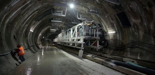 Stavbu nového úseku metra provázejí problémy.