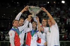 Výhra v roce 2012, kdy Češi porazili na domácí půdě Španěly. Zleva: Ivo Minář, Lukáš Rosol, Radek Štěpánek, Tomáš Berdych a Jaroslav Navrátil.