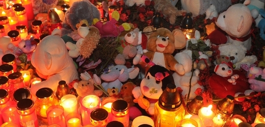 U základní školy, kterou dívka navštěvovala, se ve čtvrtek večer sešlo několik set lidí. Na místě zapalovali svíčky a pokládali květiny.