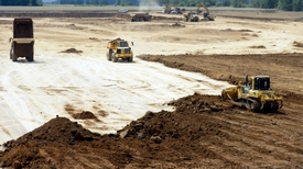 Zemní práce pro přípravu staveniště začaly v Dobrovízi v červenci.