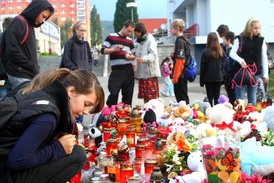 Děti V Klášterci nad Ohří zapalovaly svíčky před základní školou, 11. září 2014.