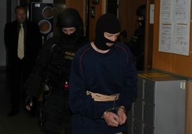 Policisté přivádějí 12. září k Okresnímu soudu v Ústí nad Labem podezřelého z vraždy devítileté dívky z Klášterce nad Ohří. Soud rozhodne o jeho vzetí do vazby.