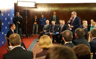Premiér Medveděv na setkání s kandidáty Jenotného Ruska.