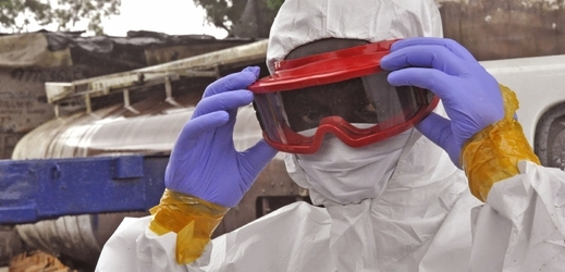 Zdravotníci bojující s ebolou v západní Africe.