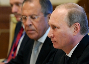 Ministr zahraničí Lavrov (uprostřed) a prezident Putin.