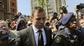 Oscar Pistorius opouští soud, který jej uznal vinným ze zabití z nedbalosti.