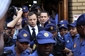 Oscar Pistorius opouští soudní budovu v doprovodu policistů a ochranky.