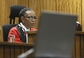 Soudkyně Thokozile Masipaová čte rozsudek.