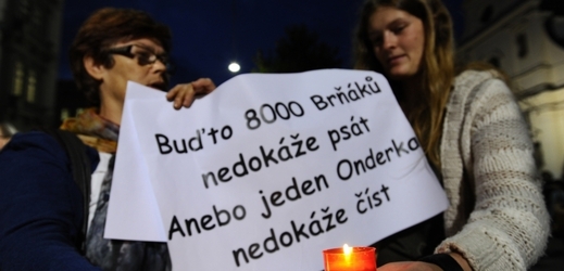 Více než 200 lidí vytvořilo 10. září v Brně symbolický lidský řetěz za dodržování občanských práv v Brně.