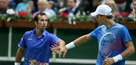 Dvojice Štěpánek (vpravo), Berdych ve čtyřhře v Davis Cupu prohrála jen jednou.