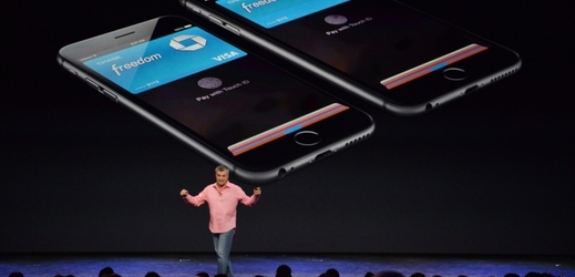 Apple očekávané dva telefony a chytré hodinky představil v úterý.