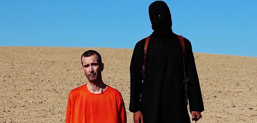 Bojovníci radikální organizace Islámský stát (IS) zveřejnili na internetu video, na němž je zachyceno údajné stětí britského humanitárního pracovníka Davida Hainese.