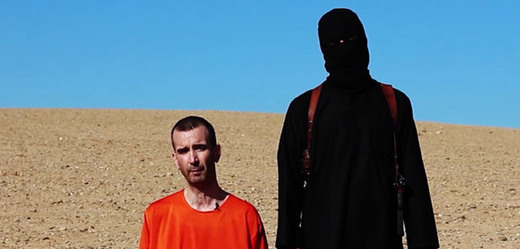 Bojovníci radikální organizace Islámský stát zveřejnili video, na němž je zachyceno stětí britského humanitárního pracovníka Davida Hainese.