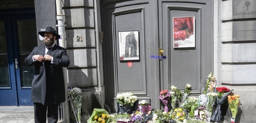 Vchod bruselského židovského muzea po tragédii.