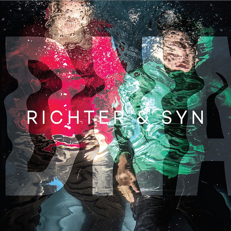Podobně nekonkrétní jako je hudba je i obal novinky dua Richter & syn.