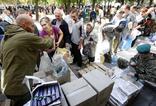 Rozdávání ruské humanitární pomoci v Luhansku.