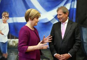 Skotská ministryně Nicola Sturgeonové diskutuje s Johannesem Hahnem z Evropské komise.