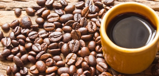 Některá povolání vypijí až čtyři šálky kávy denně.