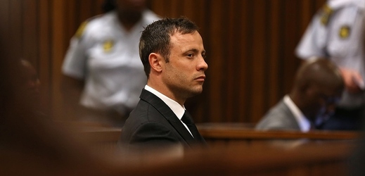 Handicapovaný atlet Oscar Pistorius, kterého minulý týden soud uznal vinným ze zabití přítelkyně z nedbalosti, může znovu závodit a reprezentovat Jihoafrickou republiku.