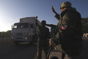 Rebelové doprovázející druhý bílý humanitární konvoj do Luhansku.